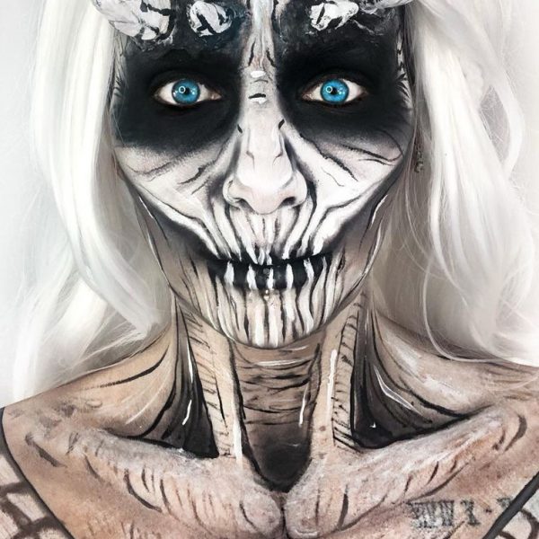 Maquillage Halloween peinture corps noire et blanche