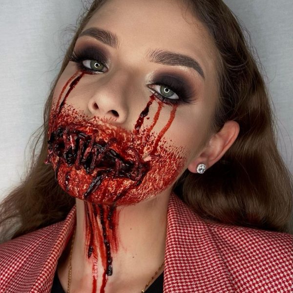 Maquillage Holloween bouche de vampire avec faux sang