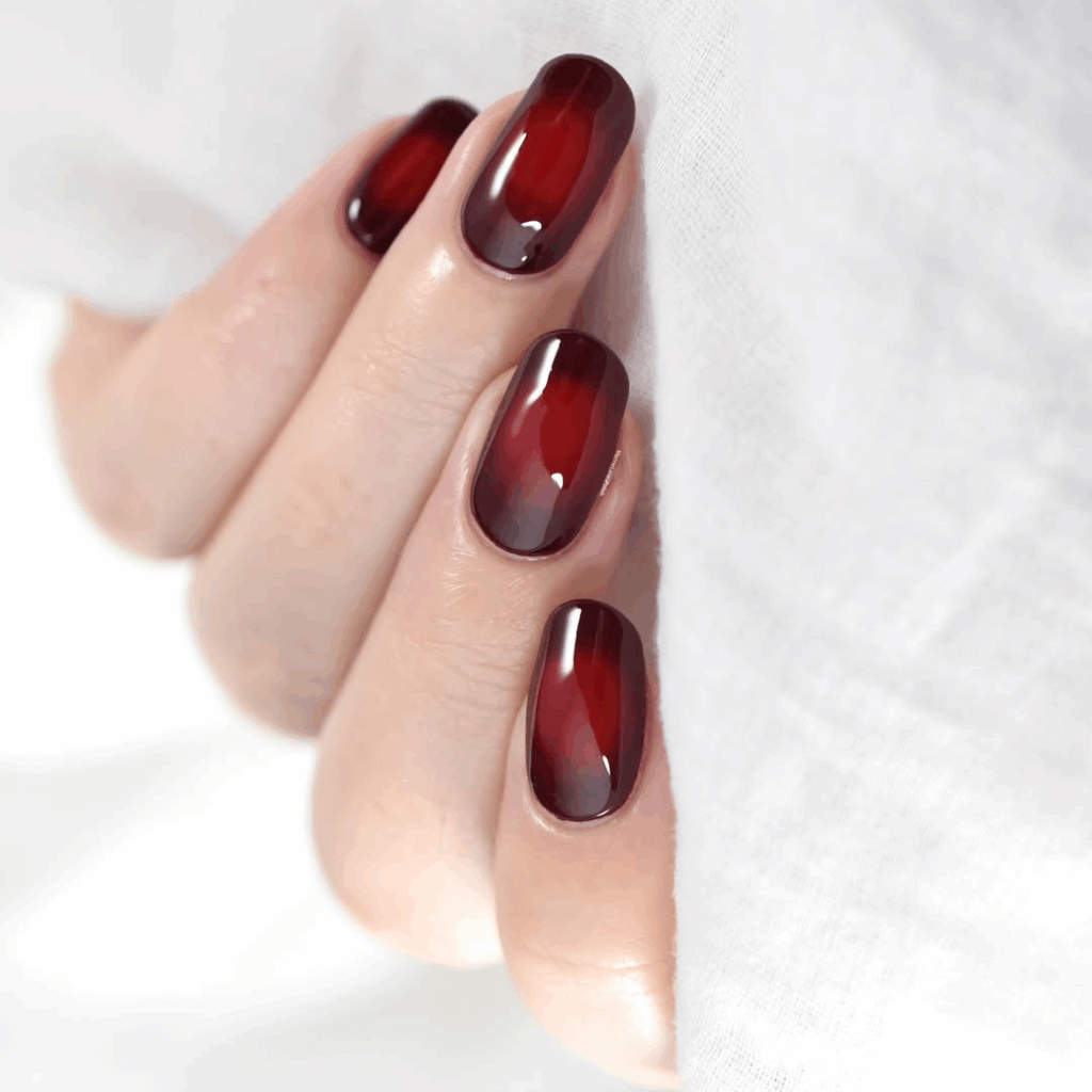 Aura Nails rouge, tendance nail art été 2025