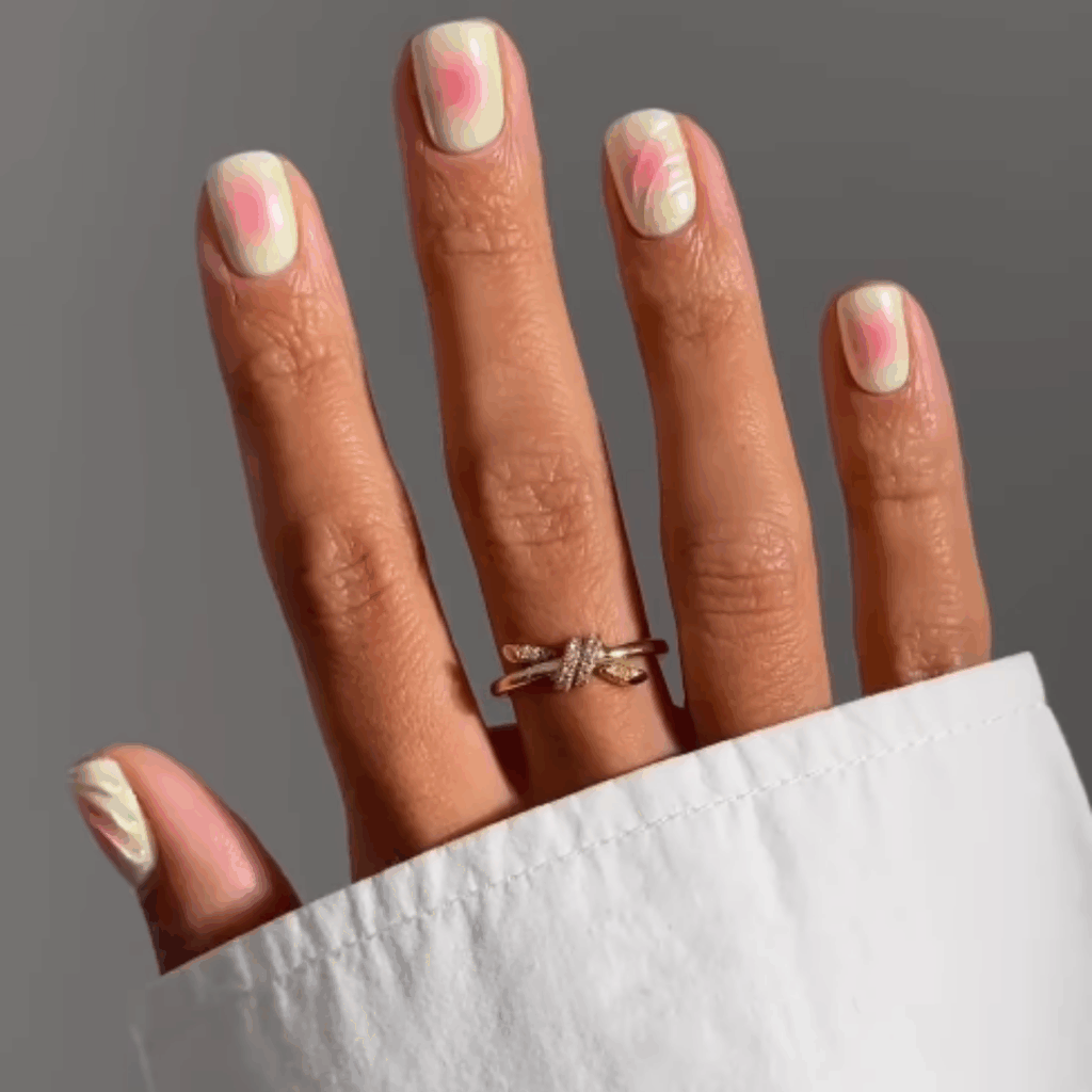 Aura Nails jaune et rose, tendance nail art été 2025