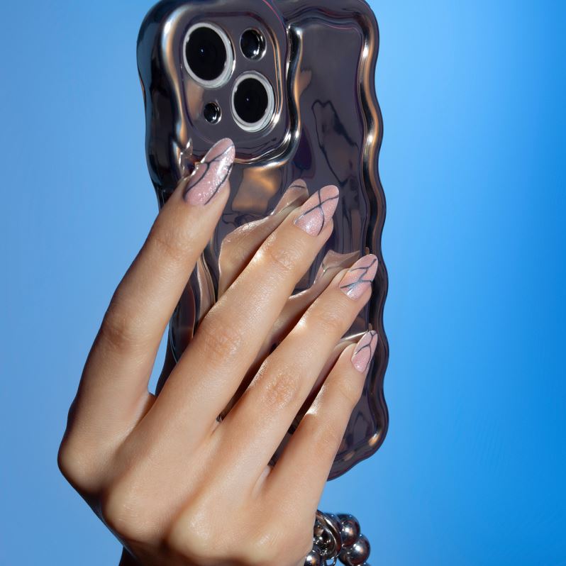 Nail art métallique - tendance ongles été 2025