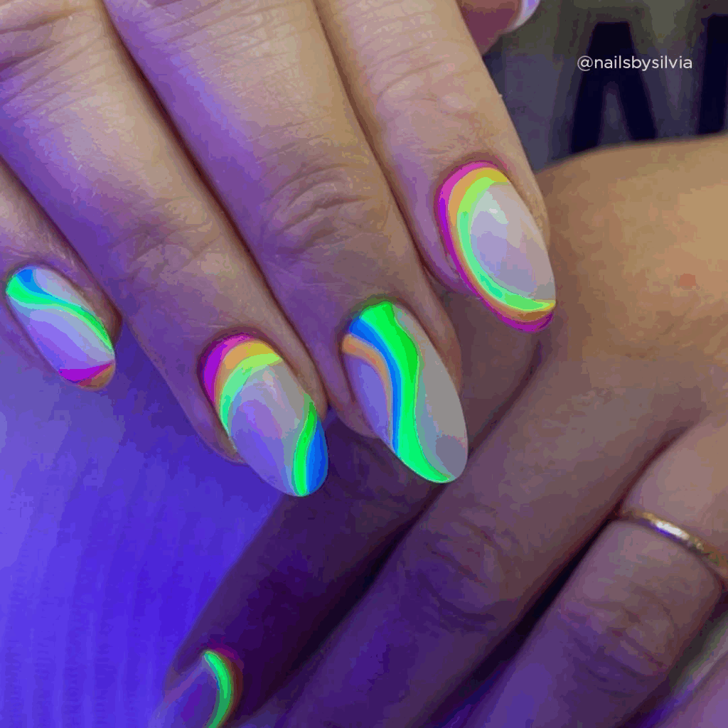 Tendances ongles été 2025 : lignes graphiques néon