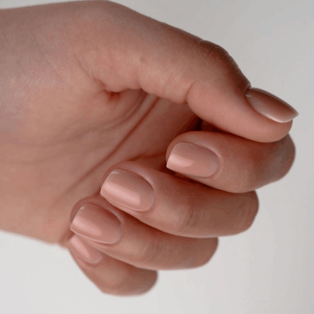 Le nude transparent : l’élégance "clean girl" (tendances ongles été)
