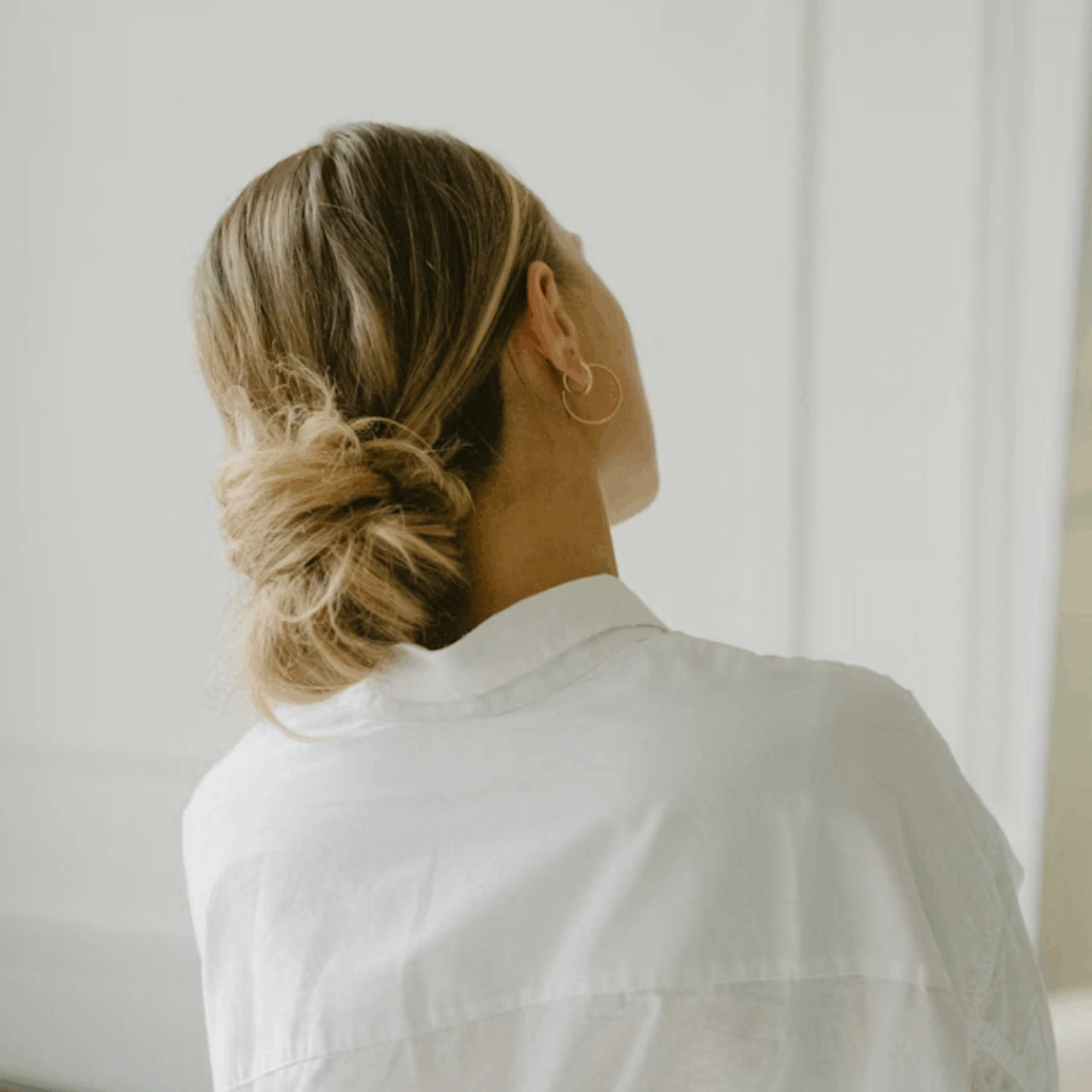 Chignon bas pour une coiffure élégante d'invitée au mariage