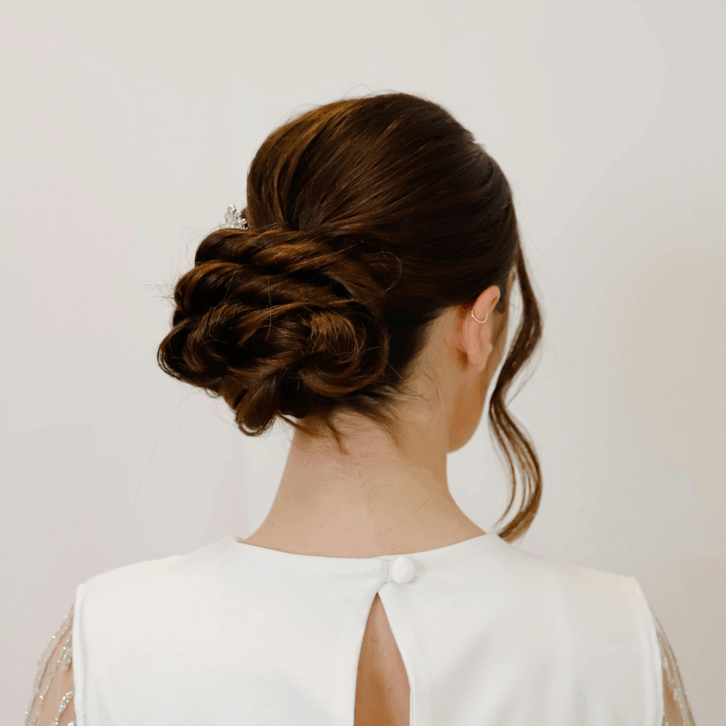 Chignon torsadé bas : un classique revisité pour cet été