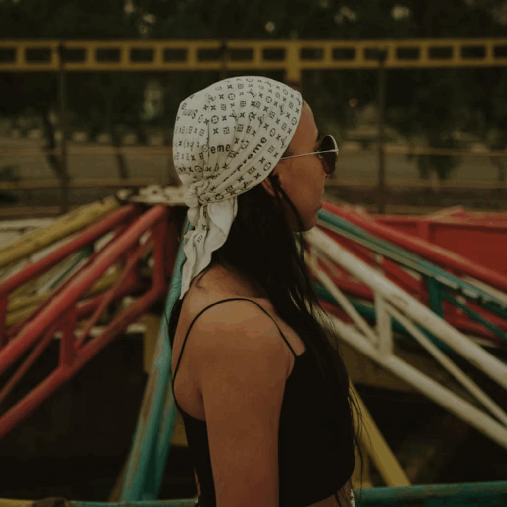 Silk scarf bandana hairstyle : la coiffure incontournable de l'été