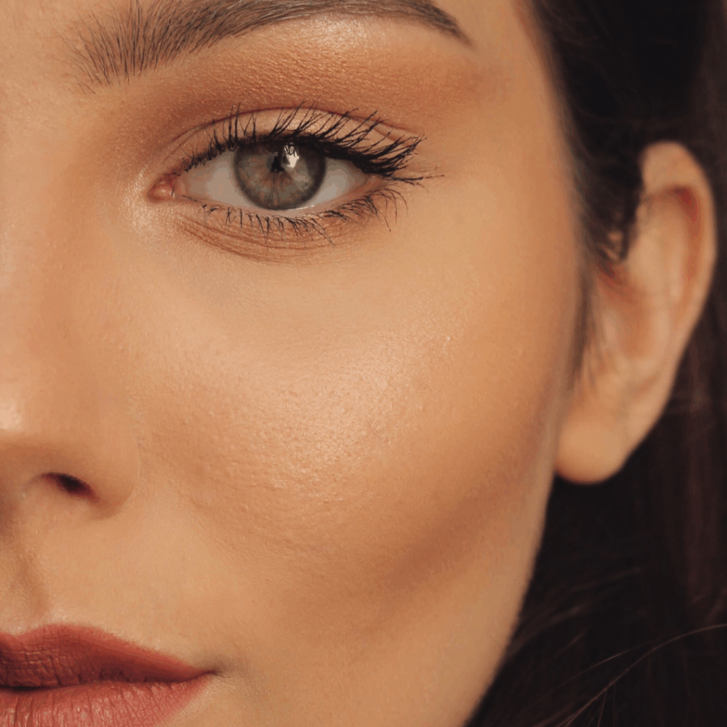 Des yeux discrets mais sublimés pour un look d'invitée de mariage canon