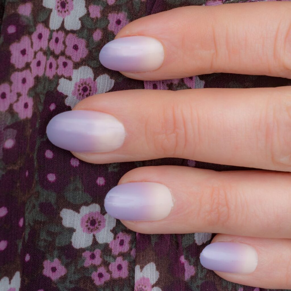 Le dégradé, ou le babyboomer, pour des ongles tendance en automne