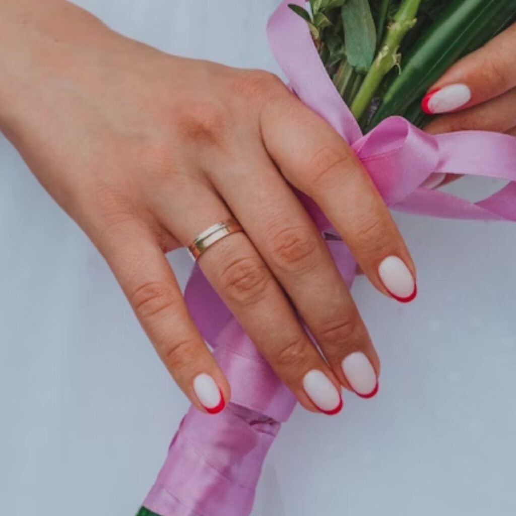 La French Manucure revisité : la tendance ongles de l'automne 2025