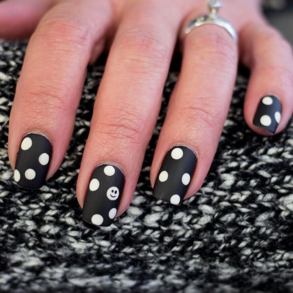 manucure tendance pour l'automne : le retour du motif pois