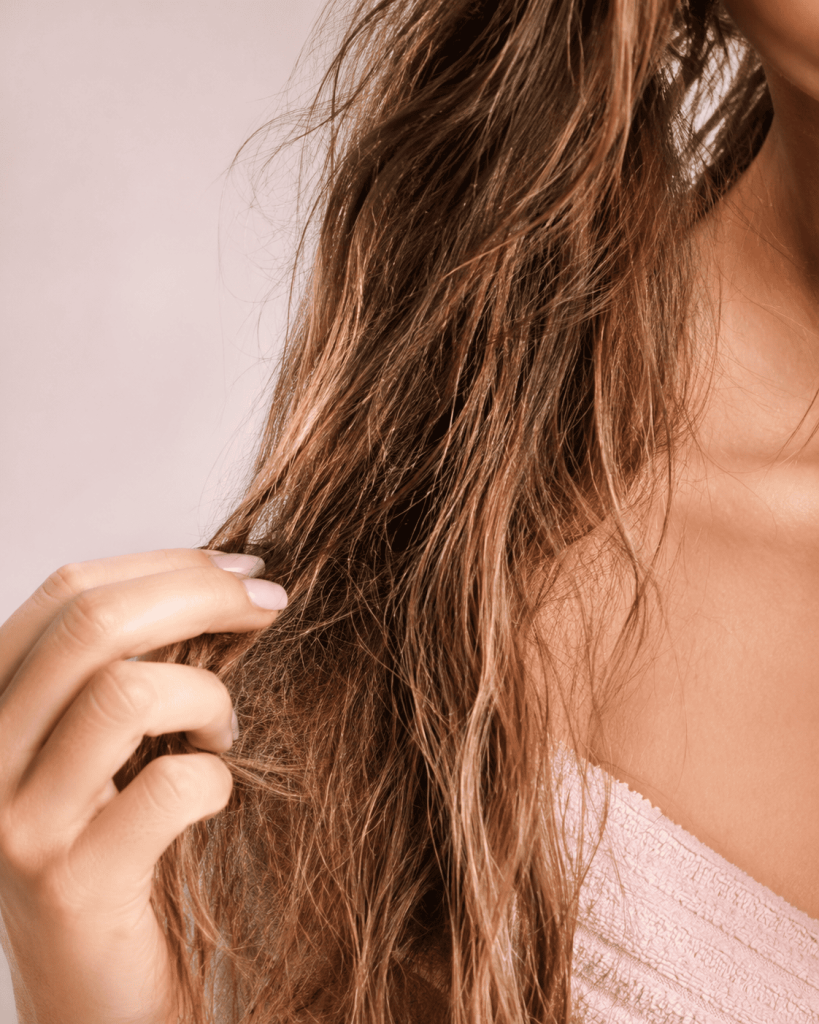 Cheveux abîmés après l’été avant routine réparatrice